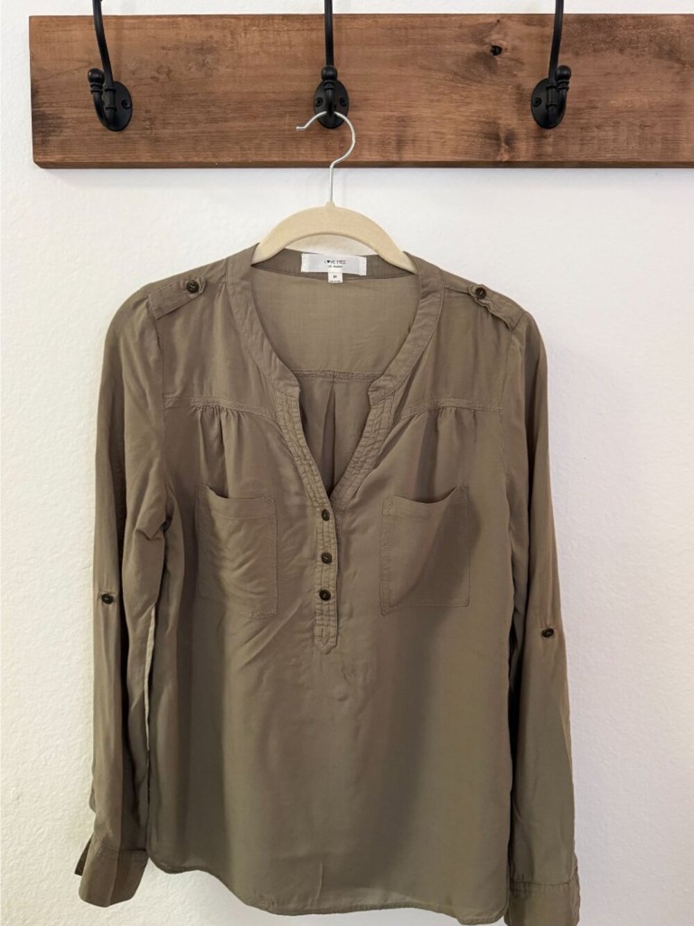 Women's Top ~ Love Tree / Los Angeles ~ Size M ~ Button Tab Sleeve ~ Khaki